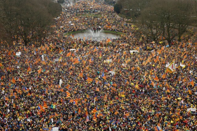 Jeudi 7 décembre 2017, 45 000 partisans de l’indépendance de la Catalogne dans les rues de Bruxelles.