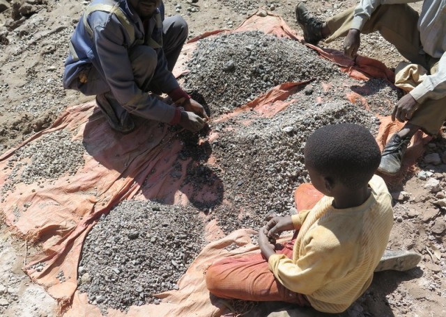 Le travail des enfants derrière la production de smartphones et de voitures électriques