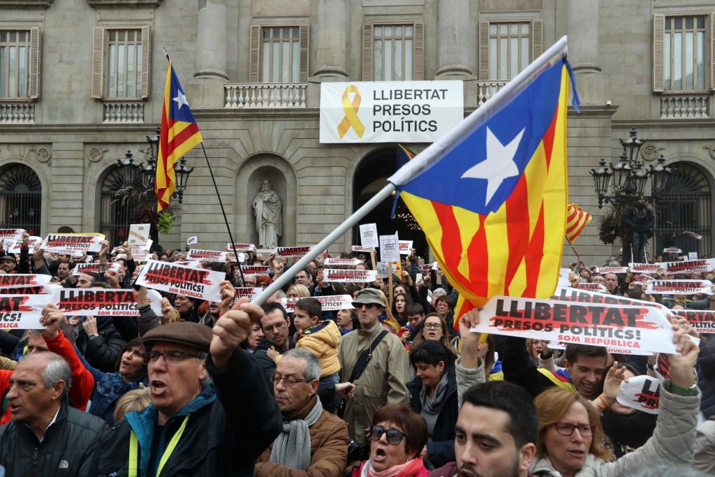 Le 26 novembre, la Commission électorale exige de la maire de Barcelone Ada Colau qu’elle enlève du fronton de sa mairie le panneau réclamant la libération des prisonnières et prisonniers politiques catalans.