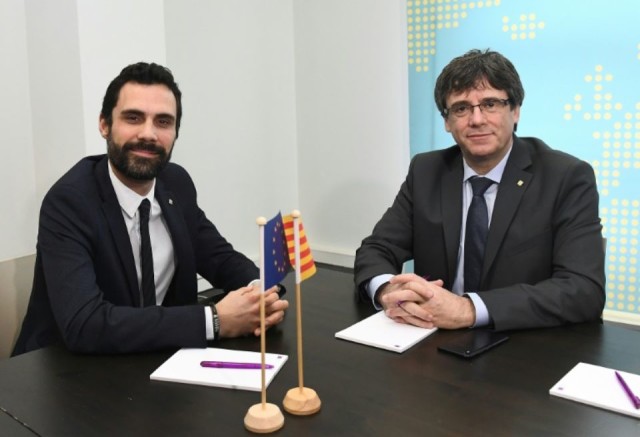 Carles Puigdemont (à droite) et Roger Torrent (à gauche), le nouveau président du parlement catalan, ont longuement évoqué le casse-tête de l'investiture, mercredi 24 janvier à Bruxelles.