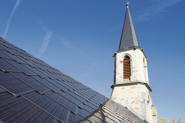 Panneaux solaires photovoltaïque installés sur la toiture d’une église.