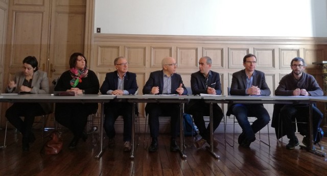 Conférence de Presse du samedi 3 mars à la Mairie de Bayonne avec un certain nombre d'élus de premier plan faisant partie des signataires de l'appel « Oui à l'innovation ! » proposé par l'association Euskal Moneta et demandant à l'État de favoriser l'innovation que constitue les paiements en eusko par la Ville de Bayonne.