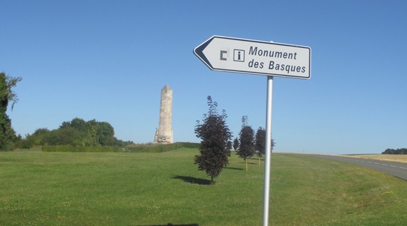 Au « Chemin des Dames » vous verrez deux monuments : « Le mémorial des Sénégalais » et à quelques centaines de mètres « Le monument des Basques ».