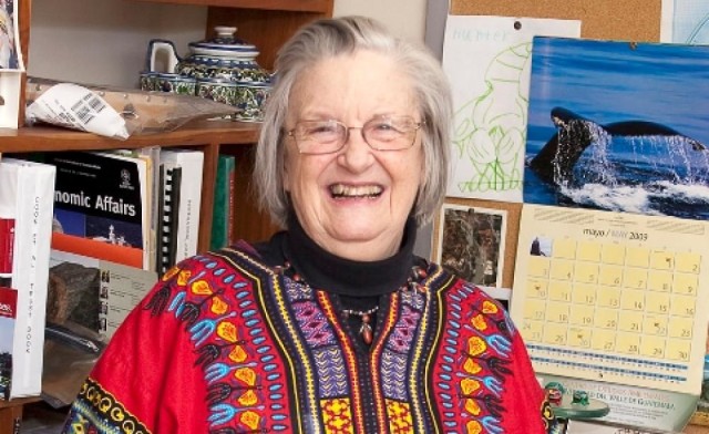 Elinor Ostrom (Elinor Claire Awan; Los Angeles, Kalifornia, Estatu Batuak, 1933ko abuztuaren 7a - Bloomington, Indiana, 2012ko ekainaren 12a) estatubatuar politologoa izan zen.  2009ko Ekonomiako Nobel Saria irabazi zuen, Oliver E. Williamsonekin batera. Arlo honetan Nobel Saria irabazi zuen lehen emakumea izan zen. Politika zientziako irakaslea izan zen, eta Workshop in Political Theory and Policy Analysiseko zuzendarikidea Indianako unibertsitatean (Bloomington, Estatu Batuak).  2012ko ekainaren 12an zendu zen 78 urte zituela. 