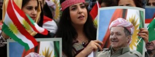 Des étudiantes brandissent le portrait de Massoud Barzani lors d’une manifestation au Kurdistan d’Irak.