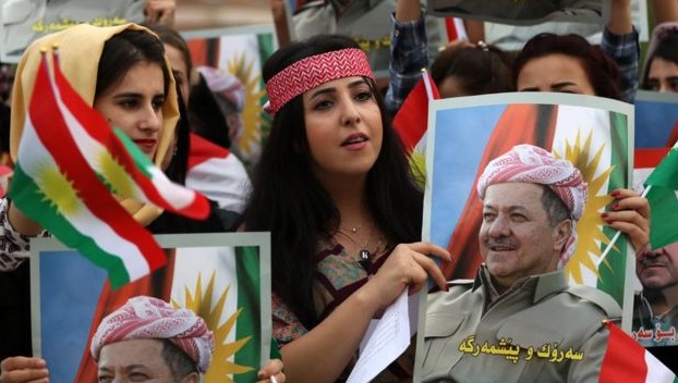  Des étudiantes brandissent le portrait de Massoud Barzani lors d’une manifestation au Kurdistan d’Irak.