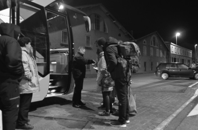 Quai de Lesseps à Bayonne, des Migrants repartent au milieu de la nuit après avoir trouvé un peu de repos dans un local d’accueil d’urgence.
