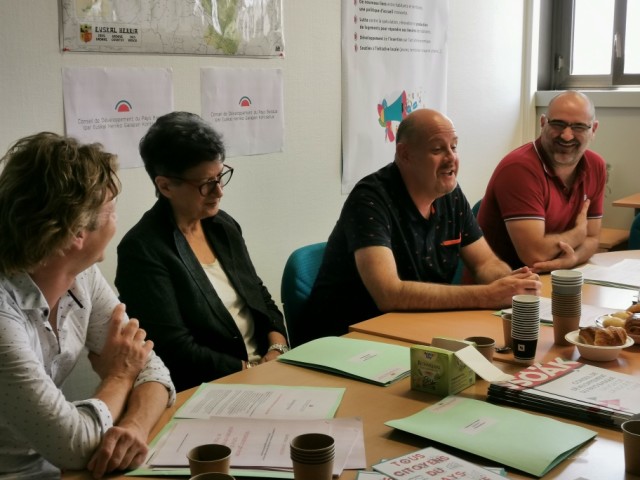 Conférence de presse, du vendredi 28 juin dans les locaux du CDDPB à la CCI (B.103), avec le nouveau Président du Conseil de développement du Pays Basque, Paxkal Indo (à droite sur la photo) et les membres de son Bureau élu la veille par le Conseil de direction du 