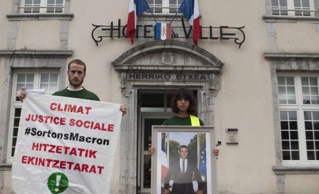 Décrochage du portrait de Macron par Bizi! à Mauléon.