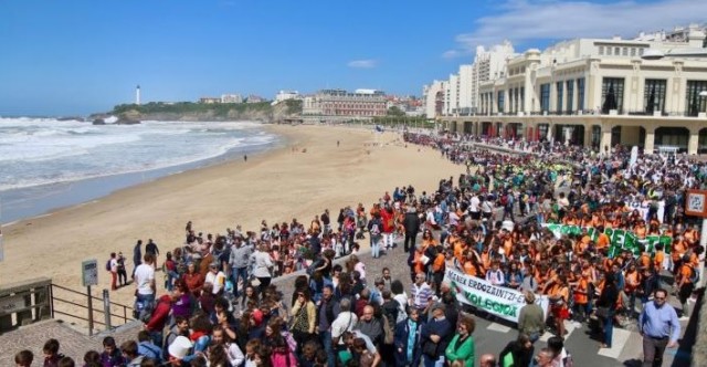 Près de 5000 personnes ont défilé de la grande plage de Biarritz à la place Ste Eugénie, le vendredi 7 juin. A travers le son des tambours et des chants, la revendication du système immersif et le message de Seaska ont retenti jusqu’à Paris.