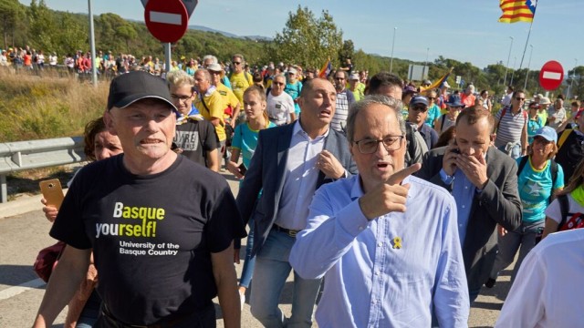  Aux côtés de Quim Torra, Juan José Ibarretxe participe le 16 octobre à un défilé pacifique bloquant l’autoroute A7. 