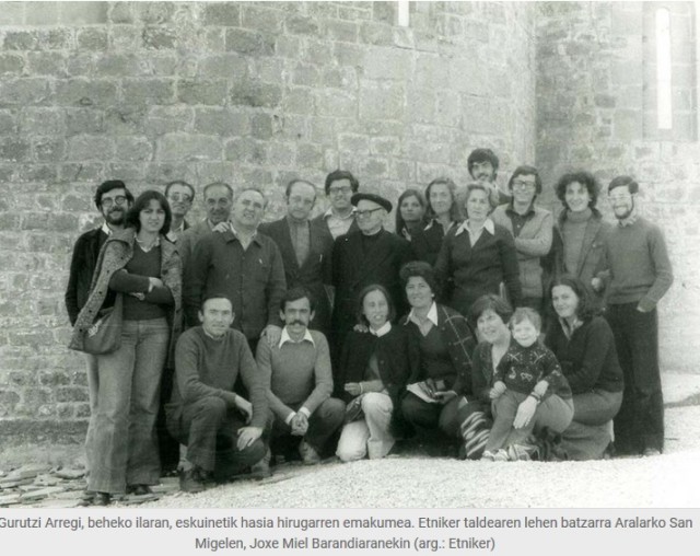 Gurutzi Arregi (trosième en partant de la droite, dans la première rangée) lors de la Première Assemblée d'Etniker