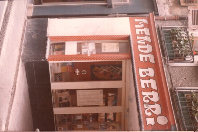 Mattin Larzabal commence son engagement abertzale au sein de mouvements de jeunesse Amaia et Mende Berri. Au 32 de la rue Bourgneuf à Bayonne, voici la devanture de le librairie basque Mende Berri, siège de ces deux mouvements qui se sont succédé. Sur la vitre, on distingue deux affiches toutes deux sorties de l’imprimerie Mugalde (Hendaye) : celle de droite dénonce la torture sauvage dont fut victime  Amparo Abengoa en 1976 ; la seconde présente la liste des 746 preso basques incarcérés en 1976.