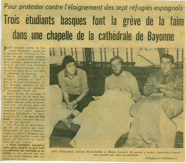 A l’automne 1972, Mattin Larzabal aux côtés de Beñat Oiharzabal et d’Eñaut Haritschelhar, fit une grève de la faim à la cathédrale de Bayonne pour protester contre l’expulsion de réfugiés politiques basques par le gouvernement français. Quelques jours plus tard, Jakes Etcheverry rejoindra le trio initial. Auparavant les grèves de la faim étaient le fait des réfugiés eux-mêmes. En 1972, pour la première fois, trois jeunes d’Iparralde jettent le gant. 