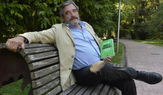Andoni Unzalu Garaigordobil avec son livre "Ideas o Creencias. Conversaciones con un nacionalista. Prologo de J. M. Ruiz Soroa. Ediciones catarata. Madrid. 2020 ; 2019."