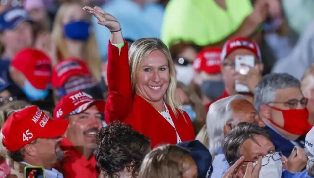 Dans la foule venue applaudir Donald Trump en meeting à Macon (Georgie) le 16 octobre, Marjorie Taylor Greene, candidate du Parti républicain à une législative en Georgie et adepte de QAnon, une théorie du complot colportée par l’extrême droite américaine