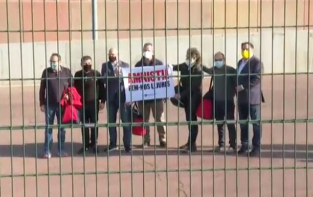 Avant de franchir les grilles de la prison de Lledoners, les dirigeants catalans affichent leur exigence d’amnistie.