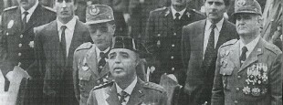 Au milieu des années 90, le colonel Galindo (au centre), patron de la caserne d'Intxaurrondo haut lieu de la répression en Gipuzkoa, reçoit officiellement des policiers français. En haut à gauche, le commissaire Roger Boslé.
