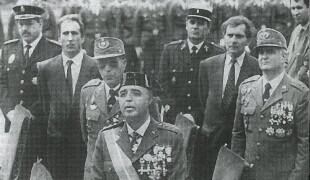 Au milieu des années 90, le colonel Galindo (au centre), patron de la caserne d'Intxaurrondo haut lieu de la répression en Gipuzkoa, reçoit officiellement des policiers français. En haut à gauche, le commissaire Roger Boslé.