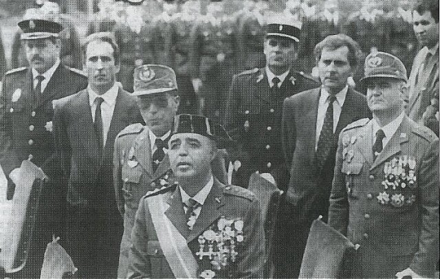 Au milieu des années 90, le colonel Galindo (au centre), patron de la caserne d'Intxaurrondo haut lieu de la répression en Gipuzkoa, reçoit officiellement des policiers français. En haut à gauche, le commissaire Roger Boslé.
