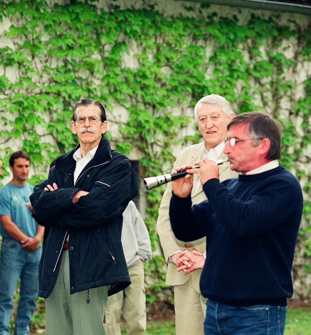 Aberri eguna de 2003, aux côtés de Jakes Abeberry et devant le gaitero Betti Bidart (Photo :  Kepa Etxandi).