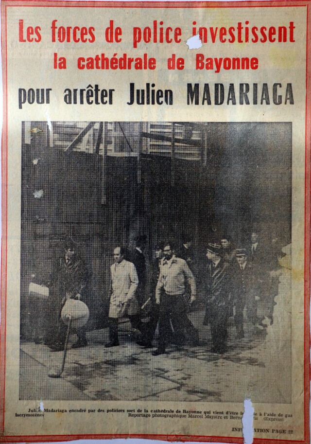 Iulen Madariaga contraint de quitter la cathédrale de Bayonne par la police française le 28 octobre 1972, à coup de gaz lacrymogène.