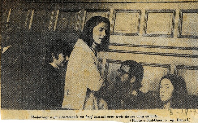 Au tribunal de Bayonne lors de son procès de novembre 1972, Iulen Madariaga peut s’entretenir un bref instant avec trois de ses enfants (photo Daniel Velez).