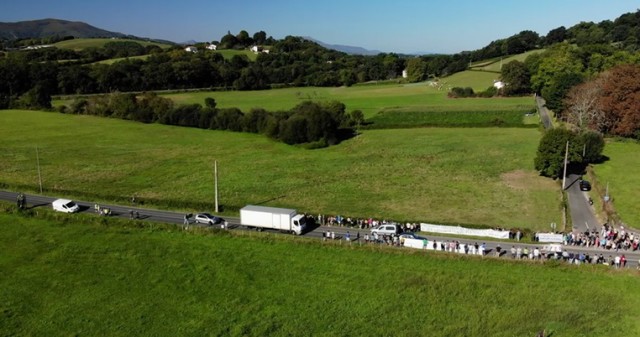 Vue aérienne de la mobilisation sur les lieux de la future zone constructible (Marienia, Cambo-les-Bains)