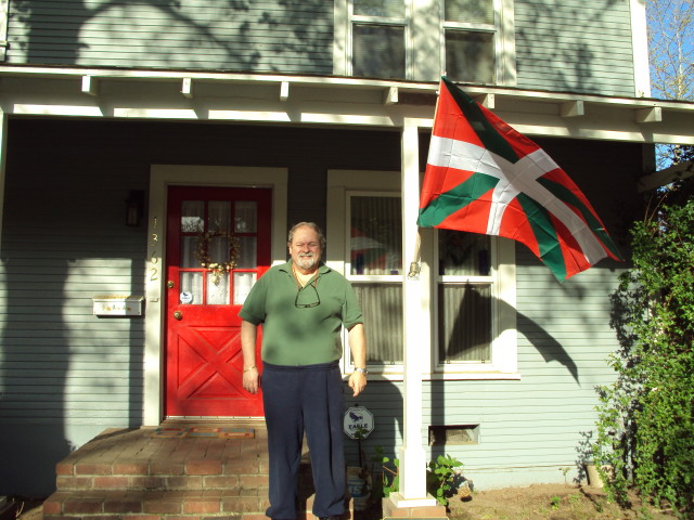  Jim Jacob, devant sa maison à Chico en Californie, Aberri Eguna, 2010