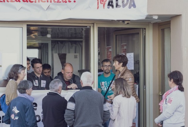 L'adjointe au maire de Biarritz @MaudCascino  est venue ce samedi à 11h parler avec les militants occupant le Airbnb réquisitionné. Une longue discussion, constructive, a eu lieu. L'adjointe s'est engagée à organiser au + vite un rendez-vous entre Alda et la Ville de #Biarritz.