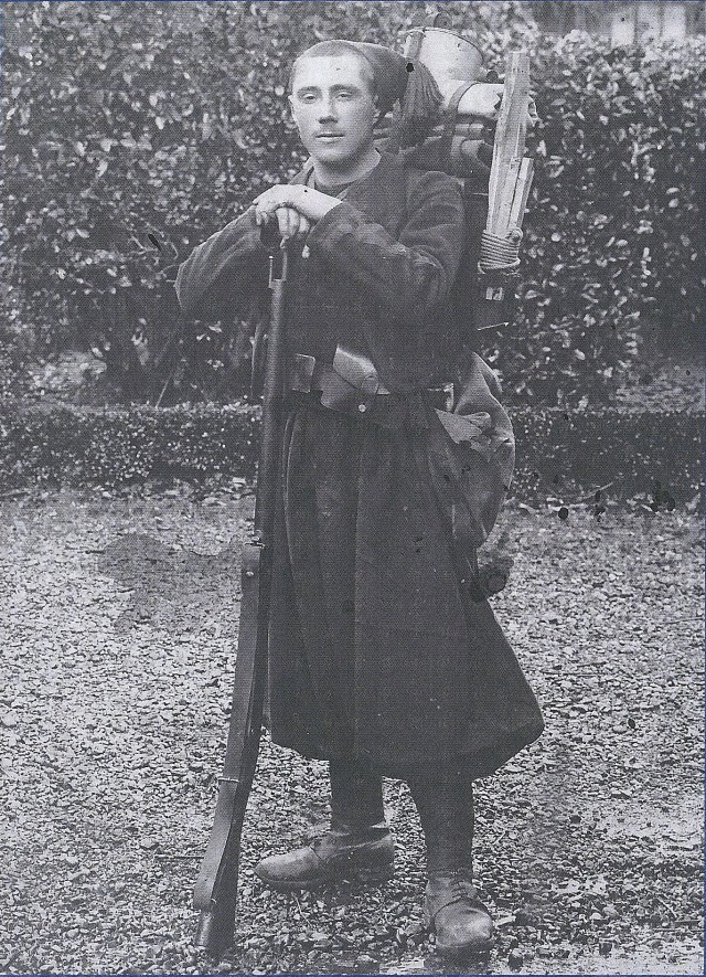 Vers 1912 dans son uniforme de zouave, Joseph Habiague,natif de St-Jean-le-Vieux. Extrait de la monographie de Eric le Blay, Des Pyrénées aux tranchées, les poilus donazahartars durant la Première guerre mondiale, Memoring éditions, 2019.