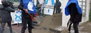 Abenduak 16, EKIMENA Baionako suprefetura aitzinean, frantses estatuaren inertzia salatzeko. Hondarra botatu dute Bakegileek galdu den denbora salatzeko ! Prest diren guziak deituak dira dinamika determinatu horretan, desobedientzia zibileko ekimenetatik ere iraganen den dinamika horretan, parte hartzera! Ainitz izan gaitezen urtarrilaren 8an Baionako karriketan, egun hortan parada izanen da parte hartu nahi dutenentzat izena emaitea.