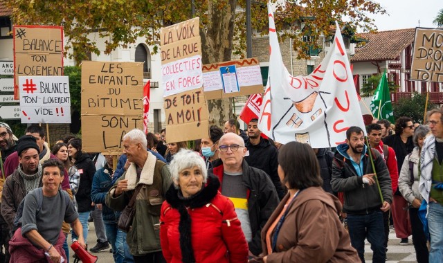 Des SDF ont lancé un appel des 100 à la manifestation et ont défilé dans le cortège. (Photo : Jean-Jacques Richepin)