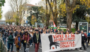 Manifestation "Vivre et se loger au pays ! Espekulazioari ez!" du 20/11/2021 (Photo : Jean-Jacques Richepin)