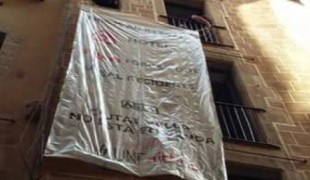 A Barcelone, occupation d’un appartement loué via Airbnb par les membres de Ciutat Vella et de l’Assemblée des quartiers pour un tourisme soutenable.