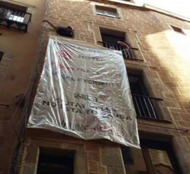 A Barcelone, occupation d’un appartement loué via Airbnb par les membres de Ciutat Vella et de l’Assemblée des quartiers pour un tourisme soutenable. 