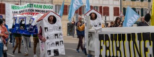 Manif du Premier Mai 2022, partie du cortège d'Alda et de Bizi! dénonçant le délogement des jeunes et des classes populaires par la spéculation immobilière et le projet de LGV.