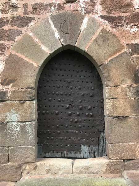Dans la dorretxe Jauregizarrea (Arraioz), porte provenant du château d’Amaiur.