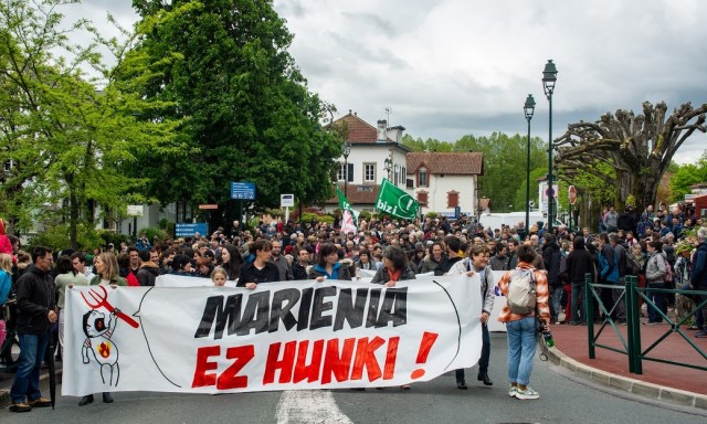 Manifestation du samedi 23 avril 2022  à Cambo à l'appel du collectif Marienia Ez Hunki.  Photo : Jean-Jacques Richepin.