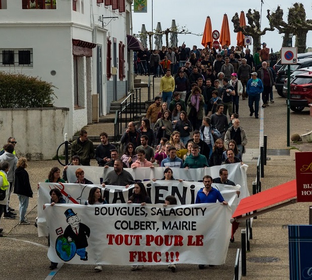 Manifestation du samedi 23 avril 2022  à Cambo à l'appel du collectif Marienia Ez Hunki.  Photo : Jean-Jacques Richepin.
