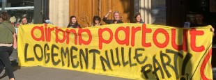 Des associations de riverains manifestent devant le siège de Airbnb Place de l'Opéra à Paris "Stop aux dérives des locations de courte durée" le 16/10/2021.