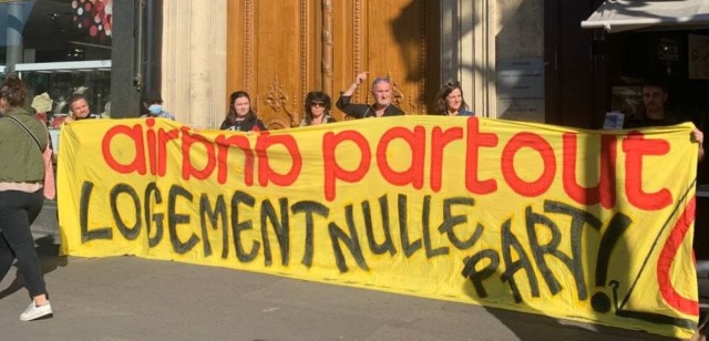 Des associations de riverains manifestent devant le siège de Airbnb Place de l'Opéra à Paris "Stop aux dérives des locations de courte durée" le 16/10/2021.