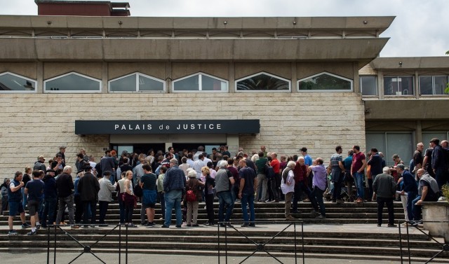 12 mai : la vente aux enchères d'une ferme de 31 ha à Ascarat est reportée suite à une manif d'opposants à la spéculation.  © J.J. Richepin