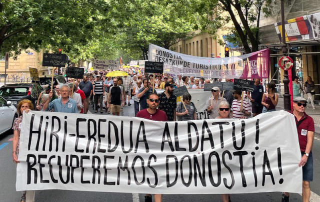 «Hiri-eredua aldatu! Donostia berreskuratu!»  manifestaldi arrakastatsua, 2022ko ekainaren 18an. 