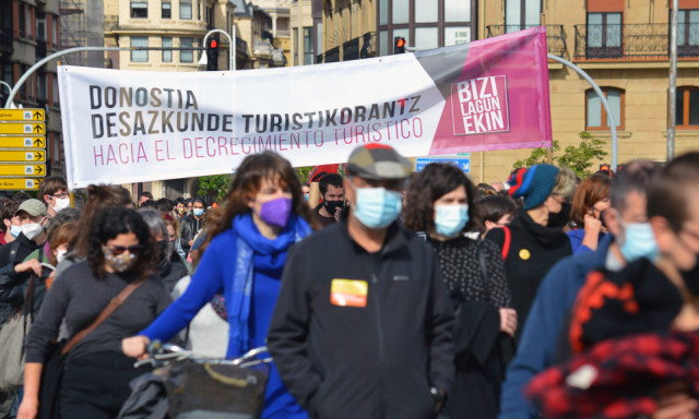 BiziLagunEkin desazkunde turistikoaren aldek odonostiarren plataforma manifestatzen. 