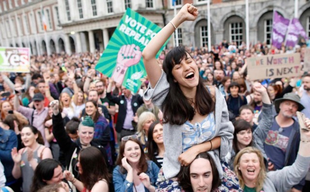 Une foule en liesse s’est rassemblée à Dublin pour célébrer le « oui » au référendum, le 26 mai, au lendemain de la consultation irlandaise du vendredi 25 mai. Cette consultation s'est traduite par un raz-de-marée en faveur de l’abrogation de l’amendement constitutionnel interdisant l’interruption volontaire de grossesse dans la République, est le contre-exemple du référendum sur le Brexit organisé deux ans auparavant 