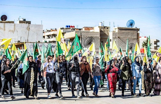 Manifestation de femmes kurdes pour dénoncer les attaques des forces turques dans le nord-est de la Syrie.