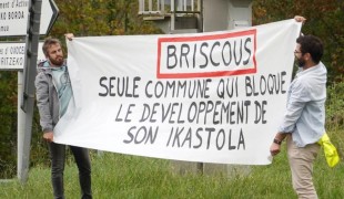 27 septembre : avec banderoles en bord de route, les parents d’élèves de Briscous manifestent à nouveau contre le seul maire du Pays Basque qui met des bâtons dans les roues de l’extension de l’ikastola du village que Seaska veut construire à ses frais.