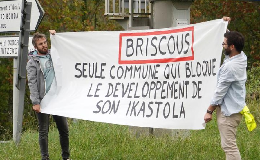 27 septembre : avec banderoles en bord de route, les parents d’élèves de Briscous manifestent à nouveau contre le seul maire du Pays Basque qui met des bâtons dans les roues de l’extension de l’ikastola du village que Seaska veut construire à ses frais.