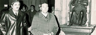 Jakes Abeberry expulsé d’un jeûne à la cathédrale de Bayonne. En arrière plan, Eñaut Larralde, Ramuntxo Camblong, le commissaire Izombart.